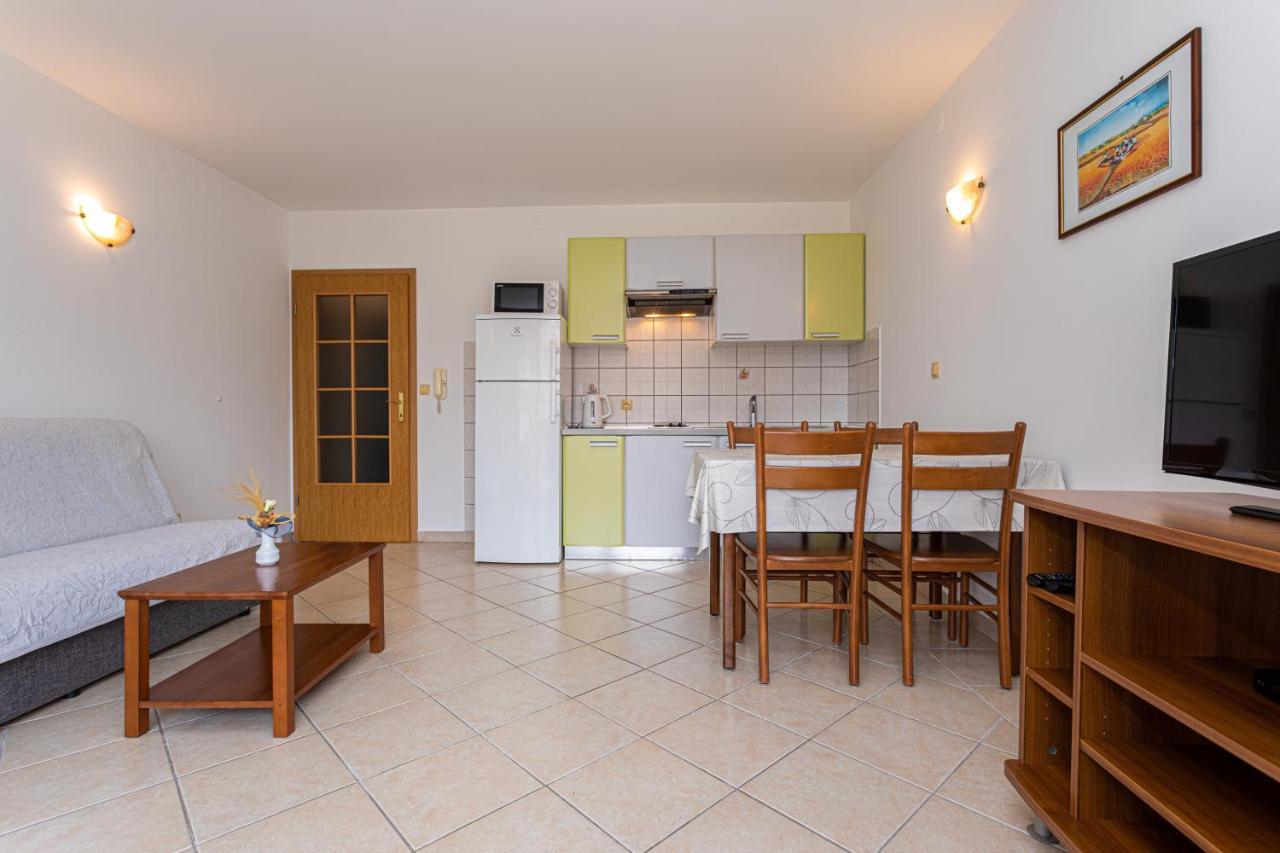 Apartment Crnekovic I Zarok Baska (Krk)